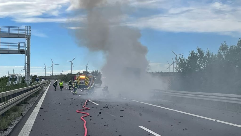 Ein mit 28 Tonnen Schlachtabfällen beladener Lkw ist auf der Autobahn A14 Richtung Dresden bei Bernburg im Salzlandkreis in Flammen aufgegangen. Die Fahrbahn ist bis in die späten Nachmittagsstunden gesperrt. Symbolbild: