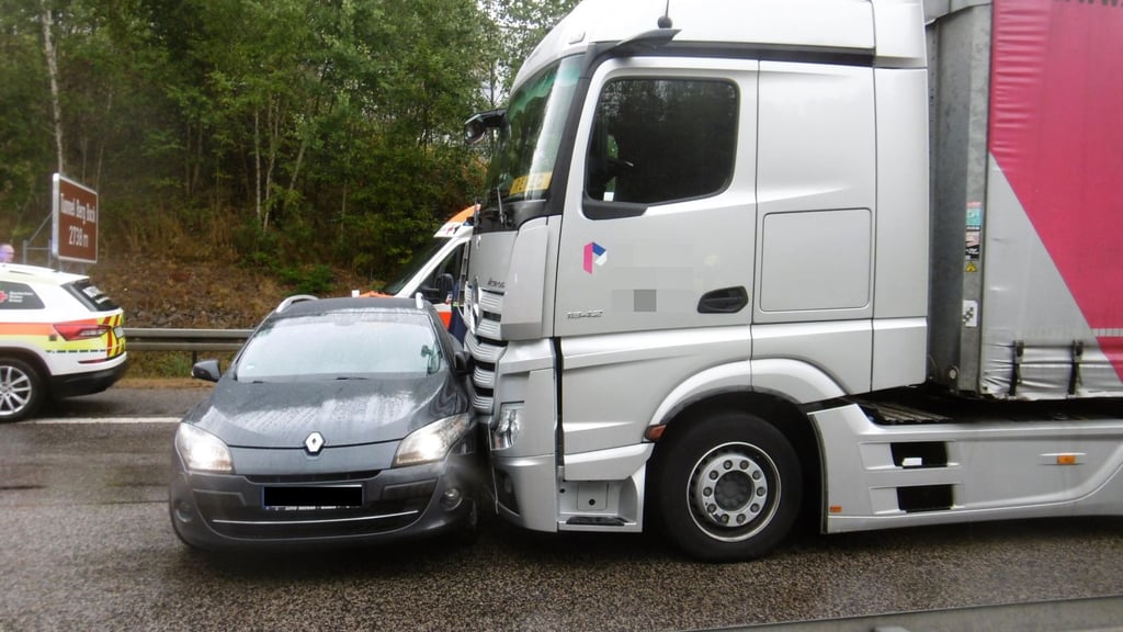 Eine Autofahrerin hat beim Auffahren auf die A71 einen Lkw übersehen. Es kam zum Zusammenstoß.