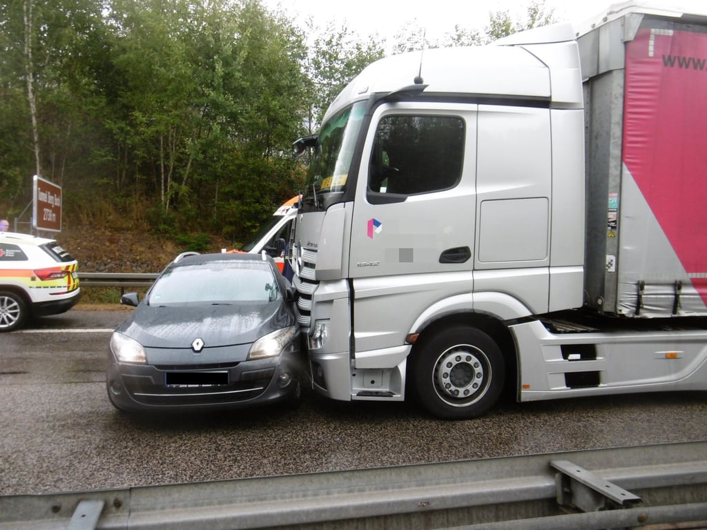 Eine Autofahrerin hat beim Auffahren auf die A71 einen Lkw übersehen. Es kam zum Zusammenstoß.