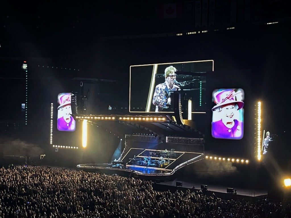 Elton John würdigt die Queen bei seinem Konzert in Toronto.