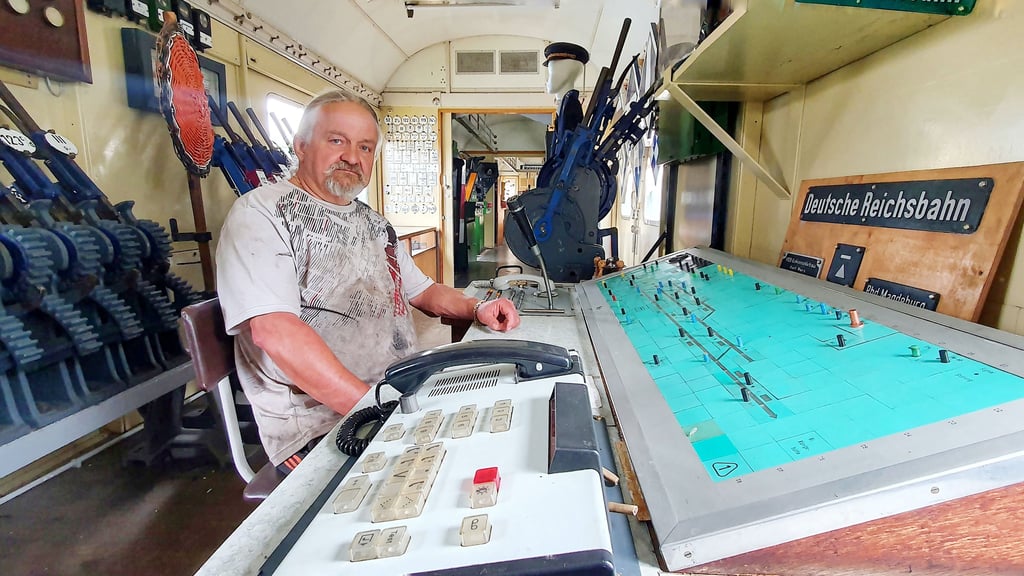 Eisenbahnclub-Vereinschef Roman Neunherz zeigt viele seiner Exponate beim Lokschuppenfest in einem rollendes Museum mit derzeit zwei Waggons.