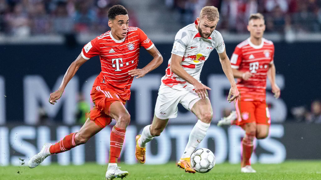 Konrad Laimer im Duell mit Jamal Musiala.