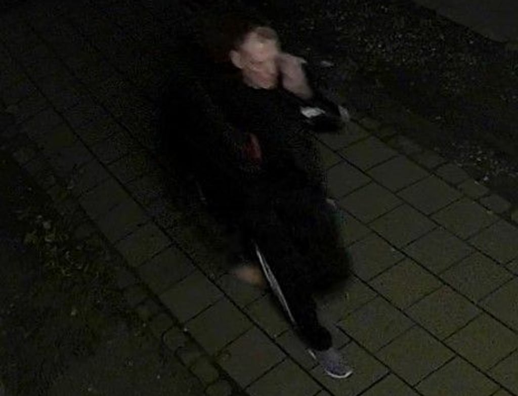Die Polizei sucht nach einem Gebäudebrand 2021 in Zörbig nach dem Brandstifter: Auch eine Überwachungskamera hat den Mann aufgenommen.