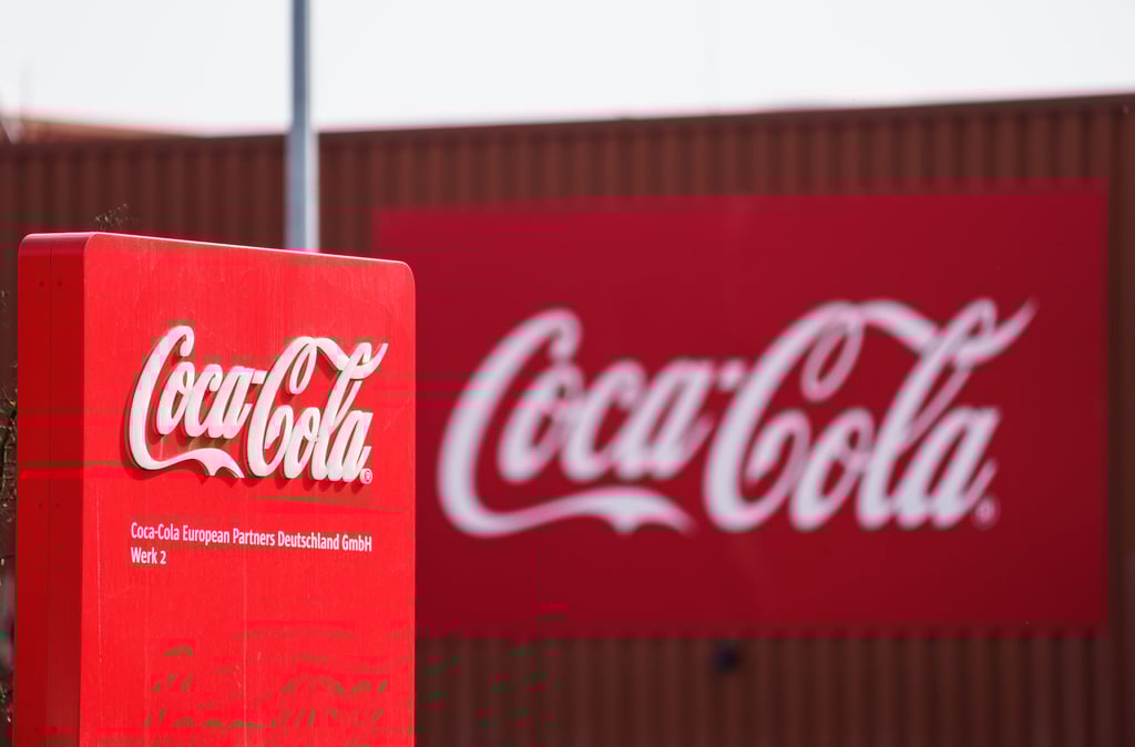 Das Coca-Cola Logo an der Fassade einer Produktionshalle: Im Streit zwischen dem Getränkehersteller Coca-Cola und dem Lebensmittelhändler Edeka um Einkaufspreise hat das Landgericht Hamburg einen Lieferstopp durch Coca-Cola untersagt.