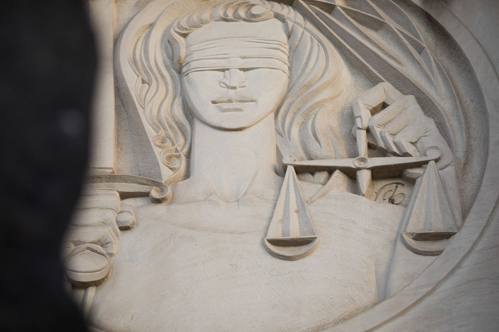 Blick auf ein Relief der Justitia.