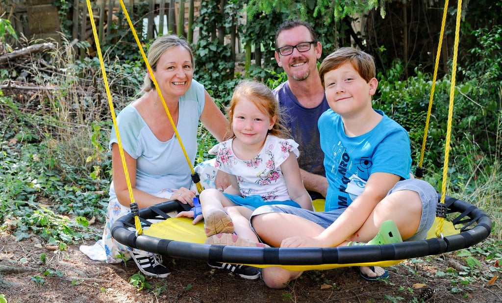 Sind ihren Aussagen nach in ein kleines Paradies eingetaucht: Karen (v.l.), Kira, Simon und Samuel Mooney im Garten ihres Häuschens in Nebra.