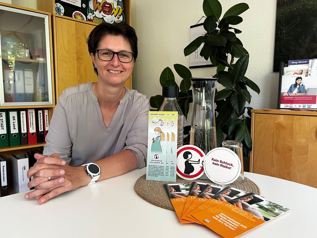 Simone Dinter spricht mit ihren Klienten über Alkohol in der Schwangerschaft.