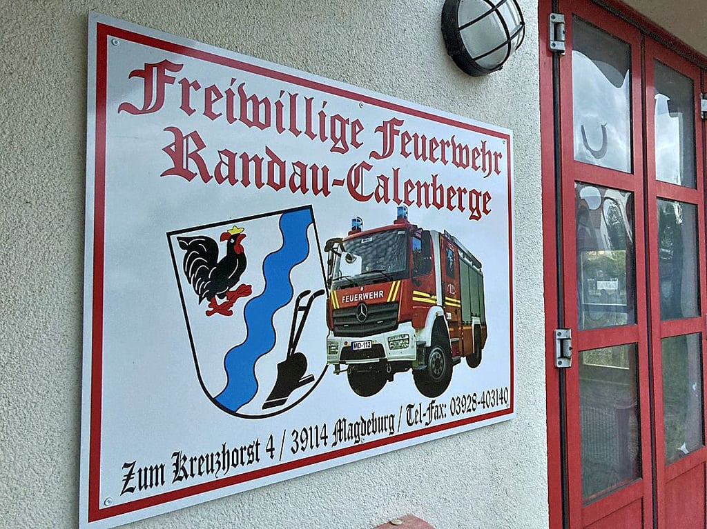 Am Gerätehaus der freiwilligen Feuerwehr in Magdeburg-Randau zeugt ein neues Logo von der Zusammenarbeit mit Calenberge.
