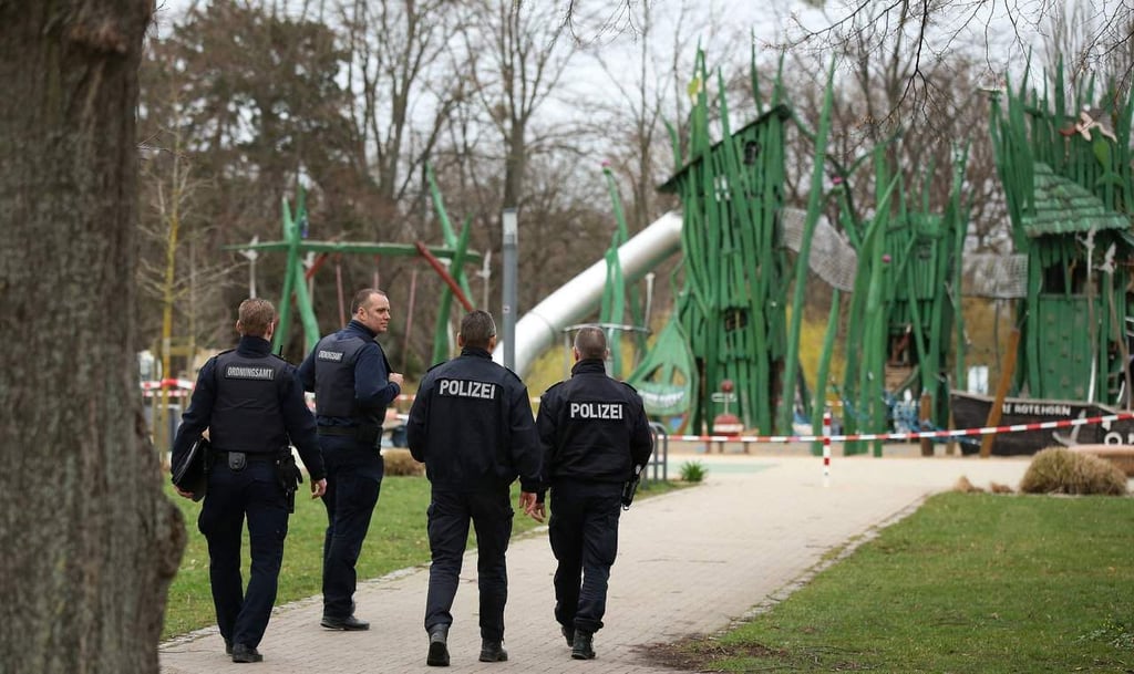 Seit März 2020 unterhalten Polizei und Ordnungsamt eine gemeinsame Stadtwache und gehen gemeinsam auf Streife, hier am im Lockdown gesperrten Spielplatz im Stadtpark. Die Stadtwache wurde als Pilotprojekt für zwei Jahre ins Leben gerufen. 