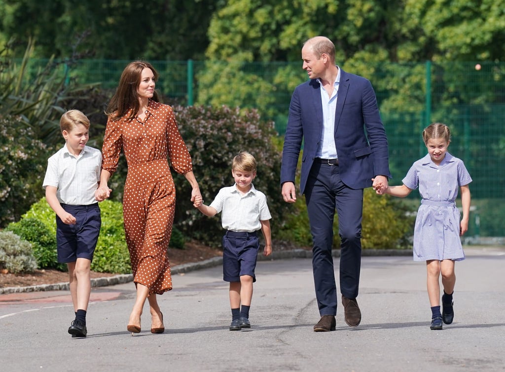 Prinz George (l), Prinzessin Charlotte (r) und Prinz Louis (M) kommen in Begleitung ihrer Eltern zu einem Eingewöhnungsnachmittag an der Lambrook School nahe Ascot.