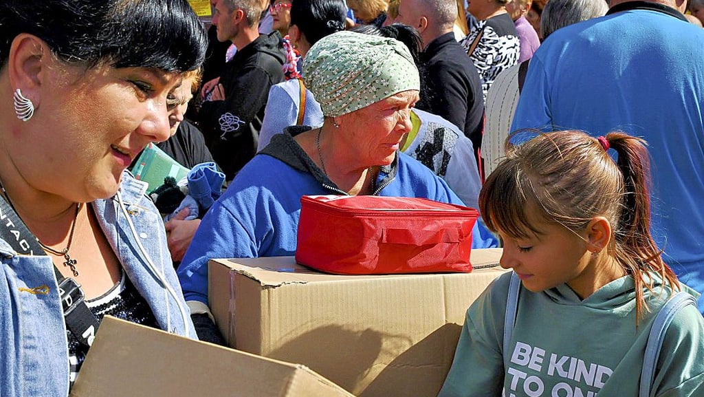 Geflüchtete aus dem Osten der Ukraine erhalten humanitäre Hilfe an einem Verteilungspunkt.
