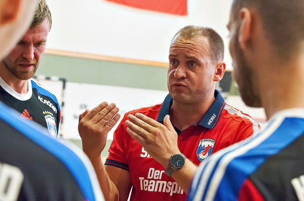  Svajunas Kairis, neuer Trainer der ersten Männermannschaft des HC Burgenland, hat zum Saisonstart in der Mitteldeutschen Oberliga am Sonntag ein Heimspiel gegen den HSV Bad Blankenburg, für den bislang Stefan Remke, einer von fünf Zugängen, aufgelaufen ist. 