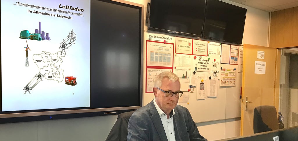 Dezernet und Kreisordnungsamtsleiter Hans Thiele in der Schaltzentrale des Landkreises in der Kreisverwaltung in Salzwedel. Von hier aus werden, wenn es zu einem Ausfall der Energieversorgung kommt, die anstehenden Schritte koordiniert. Der Kreis bereitet sich gerade auf ein Worst-Case-Szenario vor.