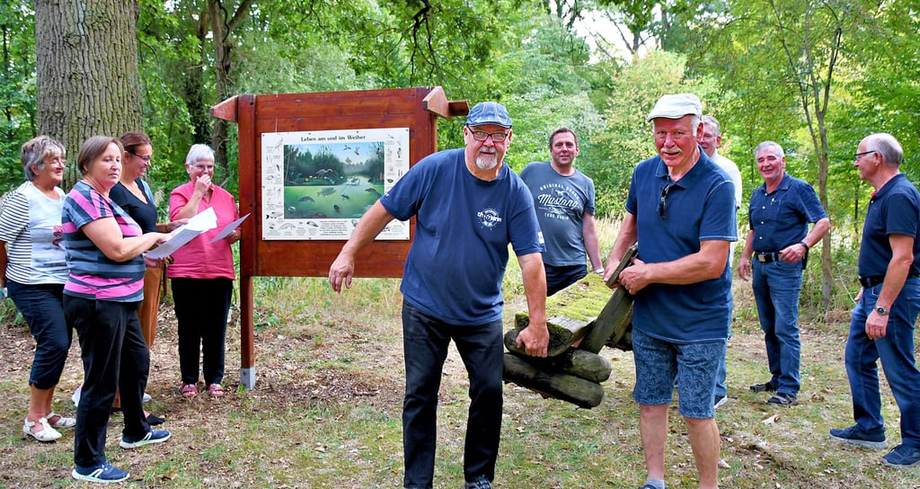 Renate Schirmer (v.l.), Kerstin Wiener, Lea Brandt und Erika Müller haben die Ablaufpläne in den Händen. Gert Wiener, Lothar Müller, René Schrader und Ingo Springborn schaffen eine marode Bank aus dem Park. Beim Treffen dabei sind auch Calvördes stellvertretender Bürgermeister Hubertus Nitzschke und der Dorster Ortsteilbeauftragte Manfred Franke.