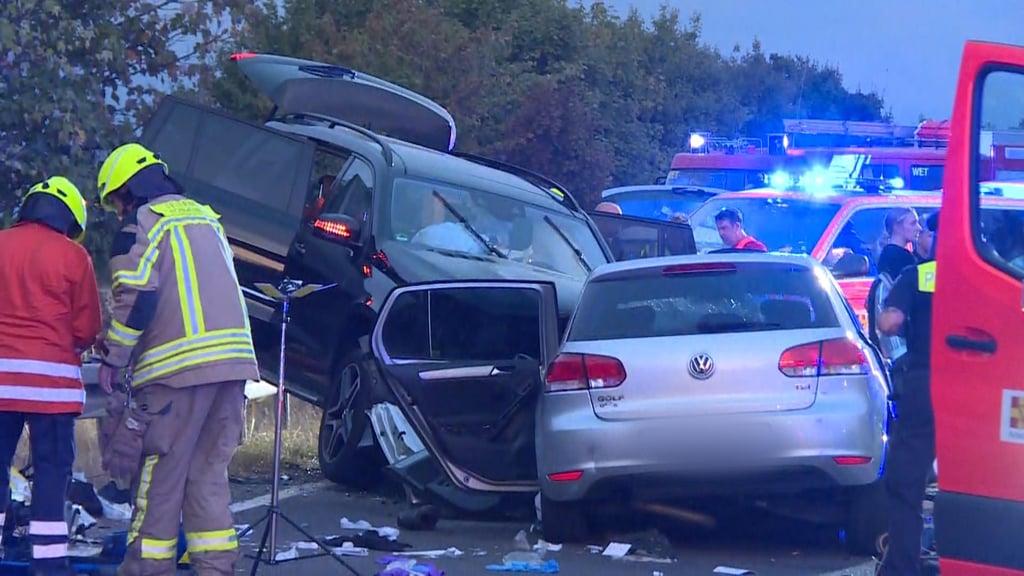 Zwei Tage nach einem schweren Autounfall nahe Ronnenberg bei Hannover ist die Zahl der Todesopfer noch einmal gestiegen.