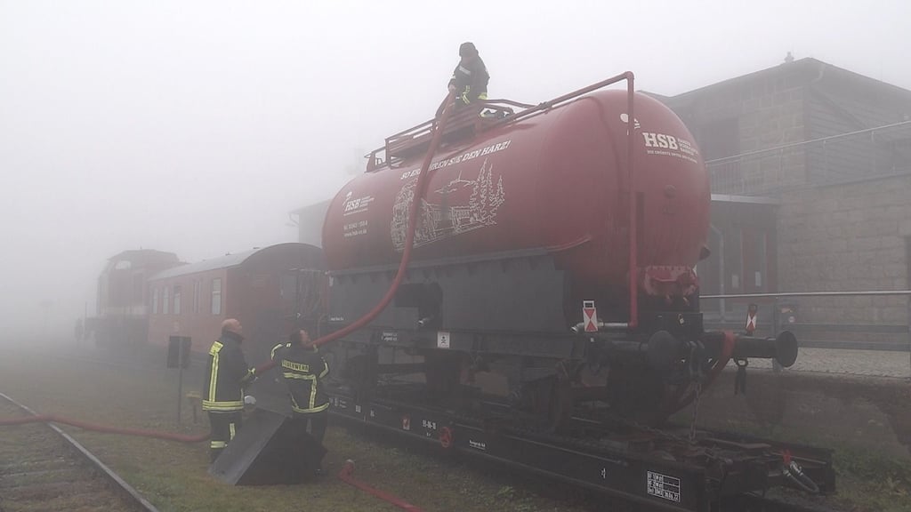 Beim Waldbrand am Brocken im Harz in Sachsen-Anhalt entspannt sich die Lage weiter. Ein Zug der Brockenbahn wird für Löscharbeiten eingesetzt. Foto: