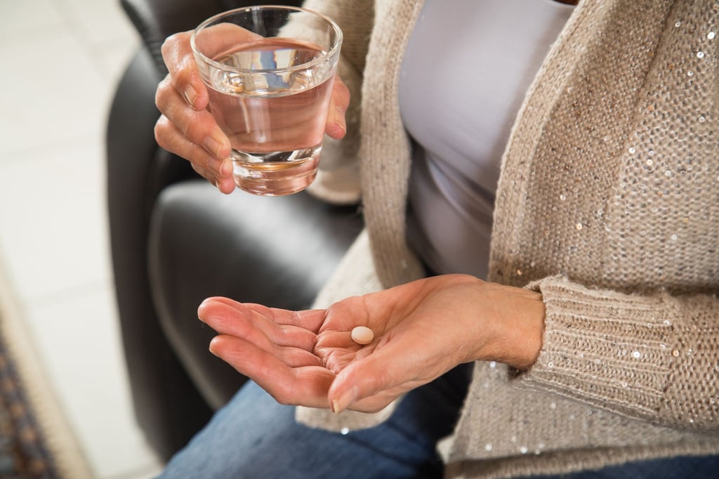 Manchen Menschen fällt es schwer, Tabletten runterzuschlucken. Hier hilft viel Wasser.