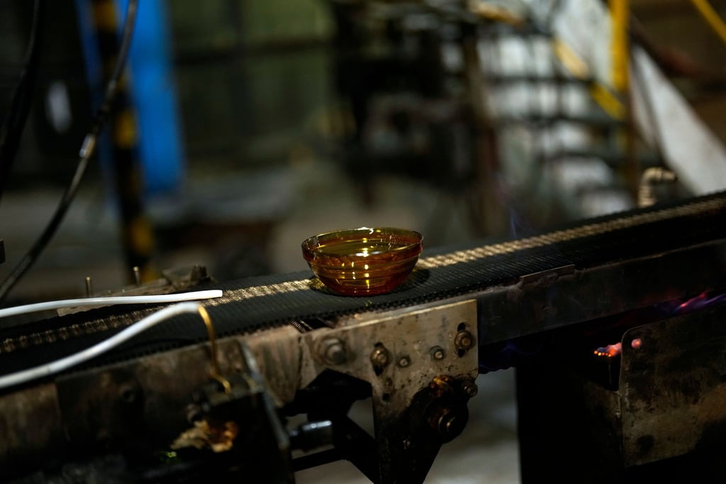 Eine Schale wird in der Fabrik des französischen Glasherstellers Duralex hergestellt. Die französische Geschirrmarke Duralex reiht sich ein in eine wachsende Zahl europäischer Unternehmen, die ihre Produktion wegen der steigenden Energiekosten reduzieren oder einstellen.
