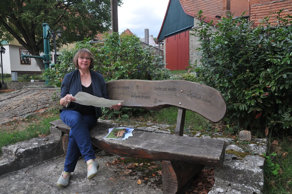 Christiane Funkel, Leiterin des Biosphärenreservates Karstlandschaft Südharz,  auf der ersten Gedankenbank in Hainrode.