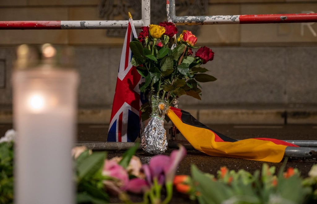 Vor der Britischen Botschaft wurden Blumen und Kerzen niedergelegt.