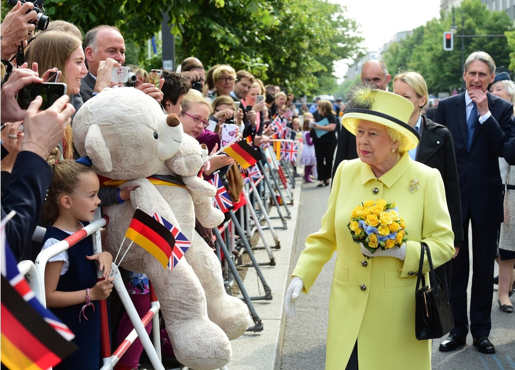 Queen Elizabeth II. bei einem Besuch auf dem Pariser Platz in der Nähe des Brandenburger Tors.