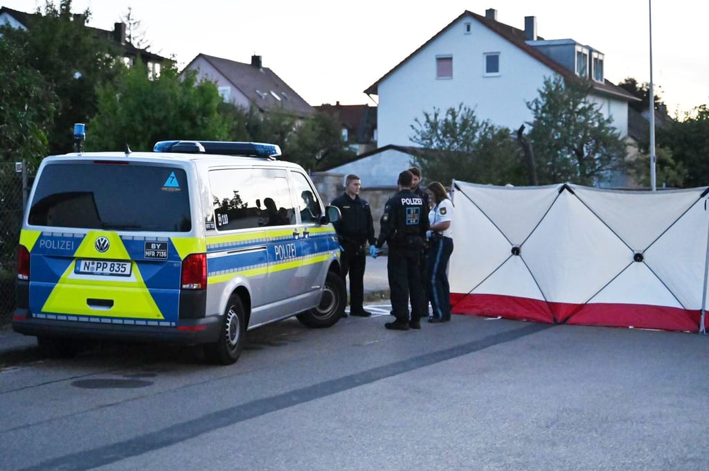 Polizisten nach dem Tod des Angreifers, der in Ansbach mindestens zwei Menschen mit einem Messer verletzt hat.