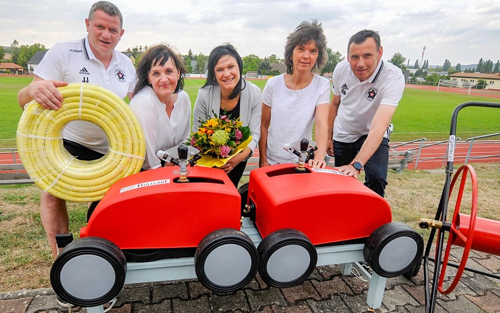 Vereins-Vize Jörg Jose, Schatzmeisterin Claudia Jose, Lydia Knauth und Andrea Wlodkowski von der Volksbank sowie BSC-Chef Ralf Nohl (v.l.) mit neuer Technik.