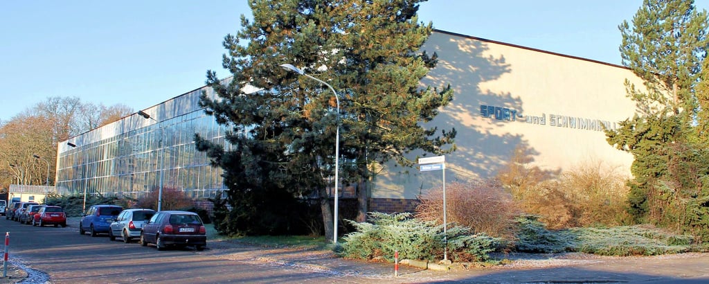 Die kombinierte Sport- und Schwimmhalle in Tangerhütte. Der vordere Teil wird noch genutzt, der hintere ist seit Jahren undicht.