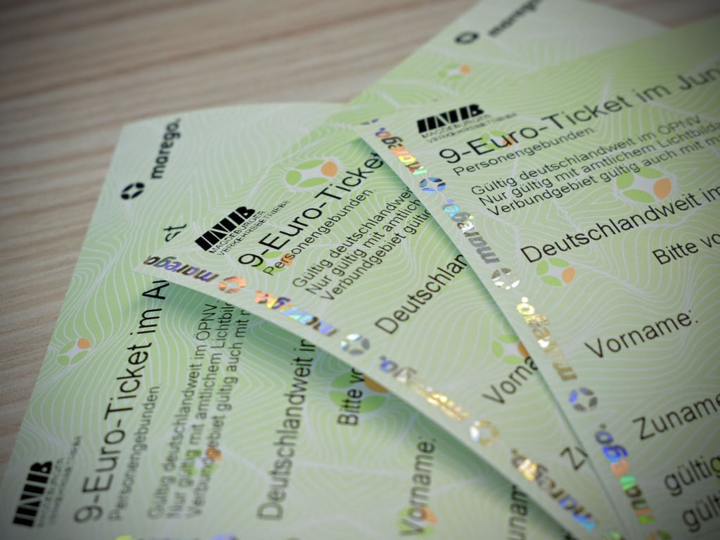 Das 9-Euro-Ticket war im Sommer ein Renner. Auch bei den Magdeburger Verkehrsbetrieben (MVB) wurden sie Tausendfach gekauft. Geht das 9-Euto-Ticket auf einen Magdeburger zurück?