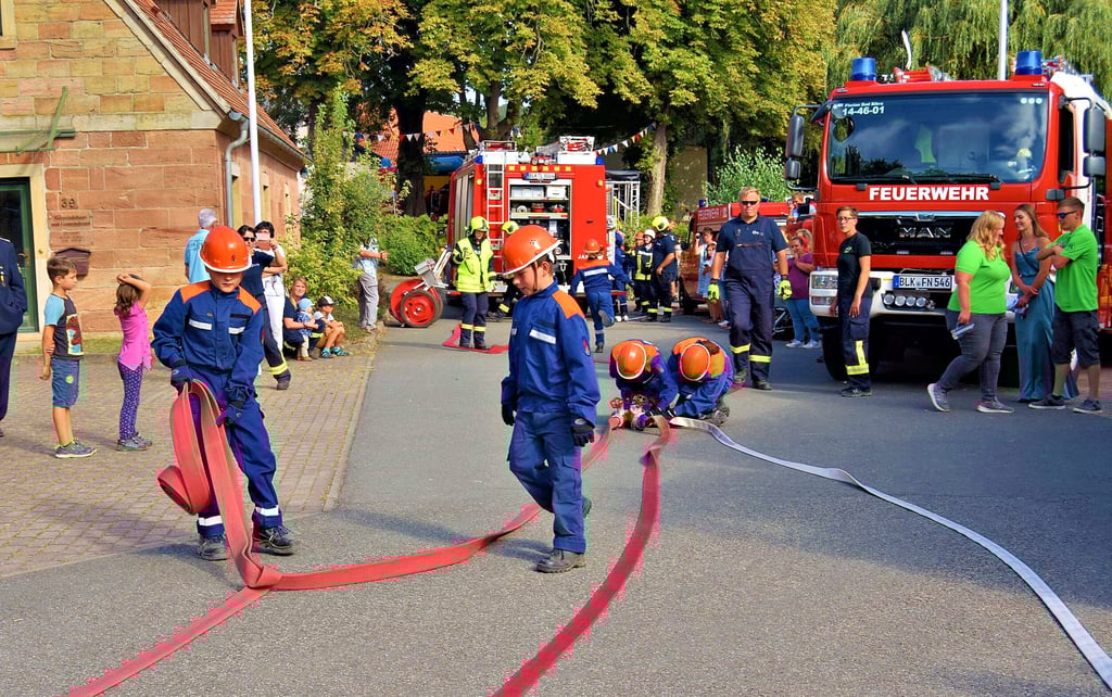 Zum Jubiläumsfest zeigen die Mitglieder der Karsdorfer Jugendfeuerwehr bei einem Löschangriff nass, was sie bereits können.