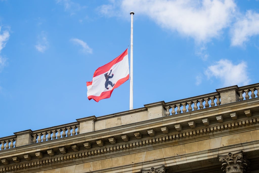 Die Flagge auf dem Abgeordnetenhaus von Berlin weht auf halbmast.