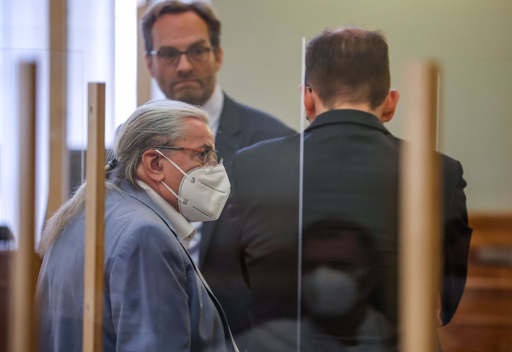 Der frühere MDR-Unterhaltungschef Udo Foht (l.) steht mit seinen Anwälten Ulrich Wehner (r) und Lawrence Desnizza vor Prozessbeginn im Landgericht Leipzig. Mehr als zehn Jahre nach Bekanntwerden eines Skandals steht der 71-Jährige vor Gericht.