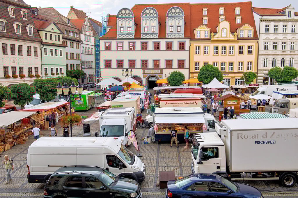 Premiere in Naumburgs guter Stube: der Abend-Wochenmarkt mit 33 Händlern.