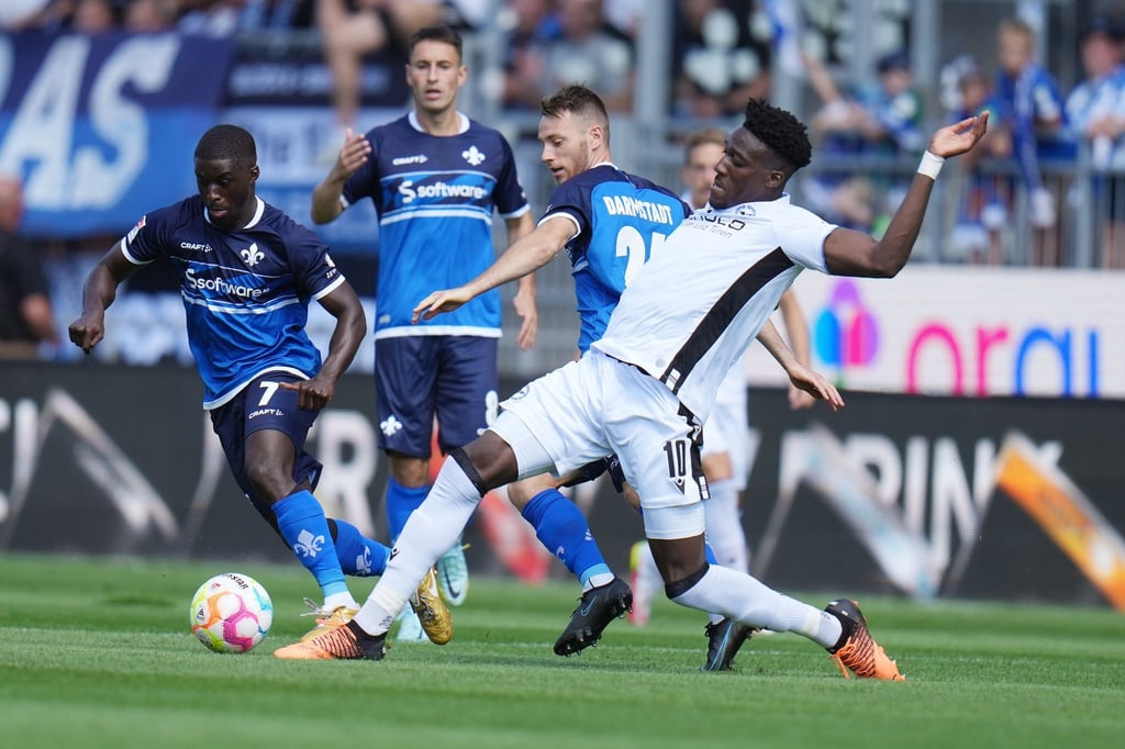 Torschütze Braydon Manu (l) musste sich mit Darmstadt gegen Bielefeld mit letztlich einem Punkt begnügen.