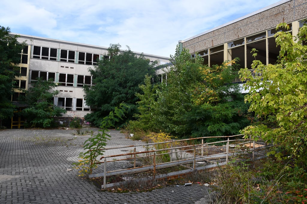 Die ehemalige Brunnenstieg-Schule in Neu-Olvenstedt verfällt zusehends. Mittlerweile soll das Gebäude erneut den Besitzer gewechselt haben.