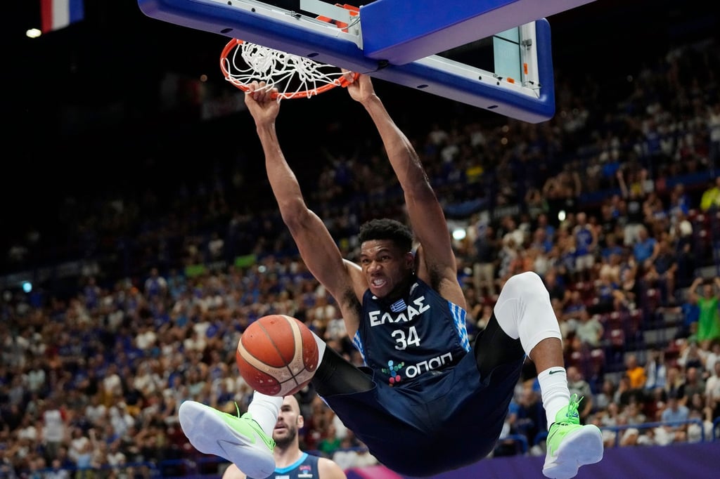 Griechenlands Superstar Giannis Antetokounmpo hängt am Korb.