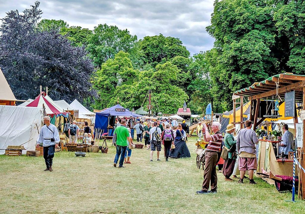 Im Lager der historischen Vereine auf der Schlosswiese