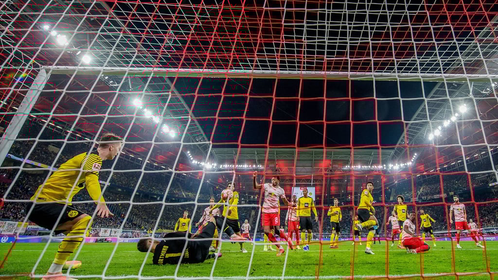 Mats Hummels mit hängendem Kopf in der Red Bull Arena.