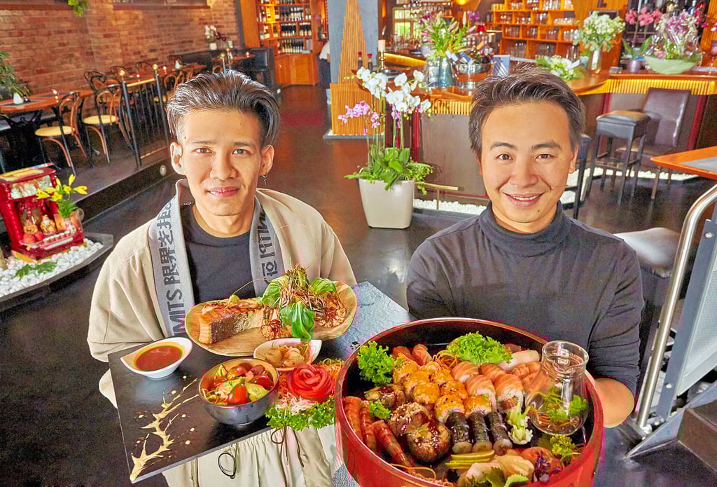 Minh Khai Nguyen (links) und Huy Nguyen präsentieren im Sakura in Bernburg die Spezialitäten, die es dort zu probieren gibt.