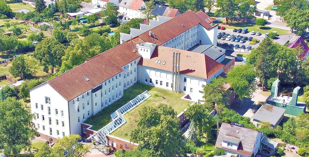 Blick auf das Agaplesion Diakoniekrankenhaus Seehausen.
