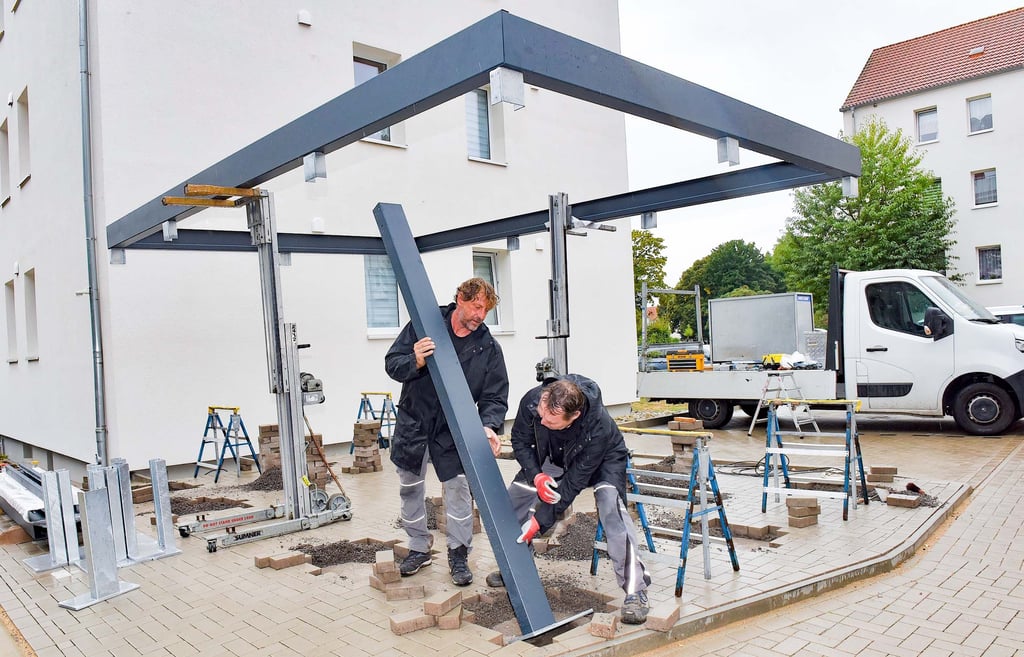 Claus Schäfer und Ingo Rettberg (von links) stellen das Grundgerüst für eine der Garagen auf.