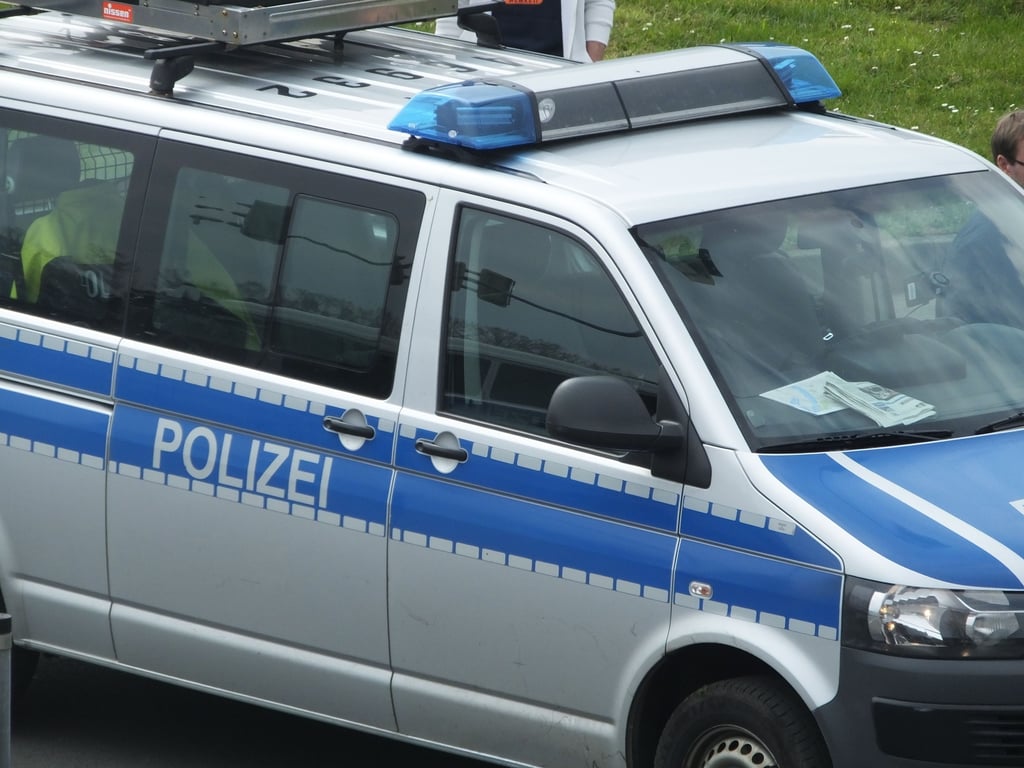 Ein Motorradfahrer war am Freitag vor einer Polizeikontrolle in Kalbe geflohen. Die Beamten nahmen die Verfolgung auf.