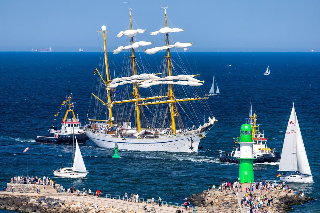 Das Segelschulschiff der Deutschen Marine, die „Gorch Fock“, fährt auf der Ostsee.