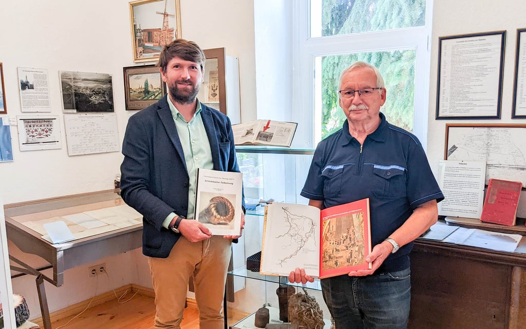 Die Heimatstube Kötzschau öffnet am Sonntag um 14 Uhr. Marc Poppe und Andreas Arms (v.l.) freuen sich auf interessierte Besucher.