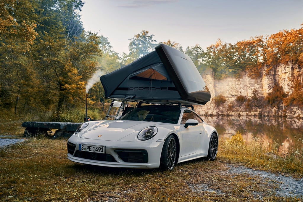 Nicht nur mit dem Porsche durch die Natur fahren, auch dort übernachten: Das neue Dachzelt von Porsche macht die Flitzer aus Zuffenhausen zur Zelt-Basis.