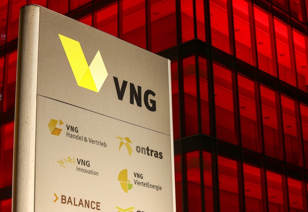 Die blau beleuchtete Zentrale der VNG AG.
