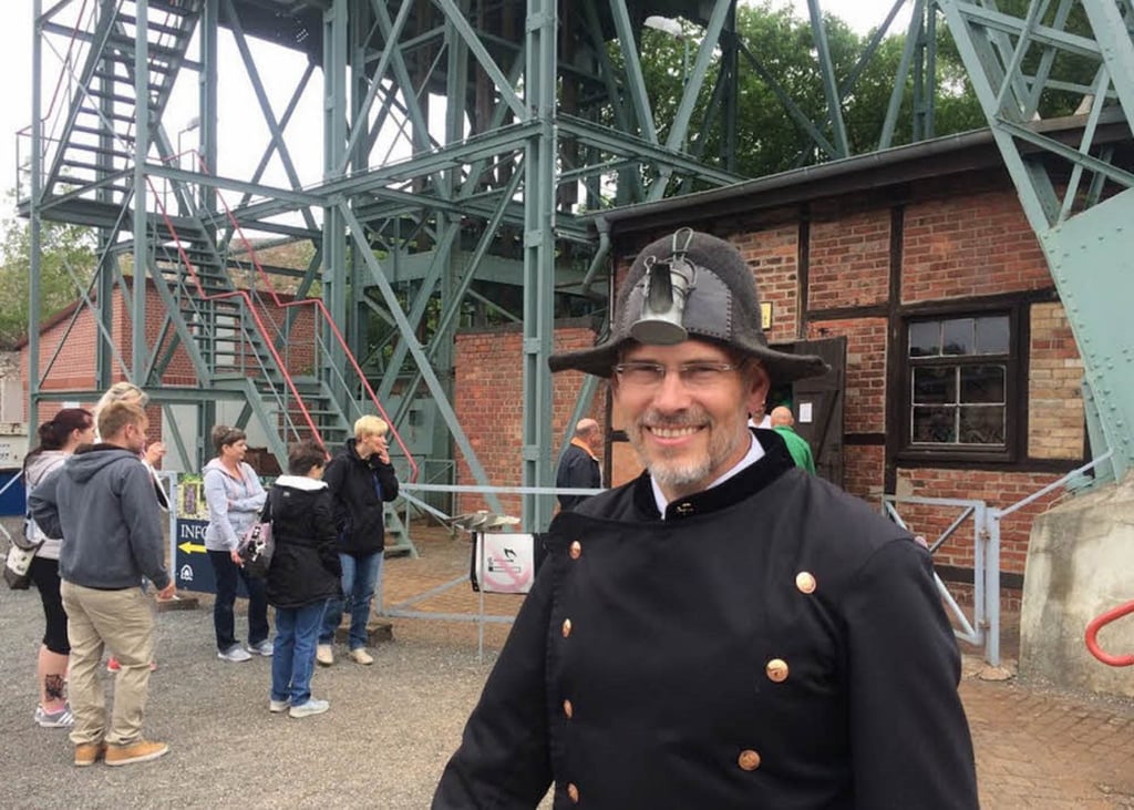 Sein Wissen über den Bergbau hat sich Thomas Wäsche (51) über die Jahre selbst erarbeitet. Der gebürtige Wolferöder, der seit langem in Eisleben lebt, hat Elektroinstallateur gelernt und später noch eine Ausbildung zum Informatikkaufmann absolviert. Über Tätigkeiten in der Stadtsanierung und bei archäologischen Grabungen fand er Interesse am Mansfelder Bergbau. Seit 2012 arbeitet er im Erlebniszentrum Bergbau Wettelrode. Zunächst als Gästeführer, seit 2017 als Mitarbeiter und seit 2020 als Leiter.