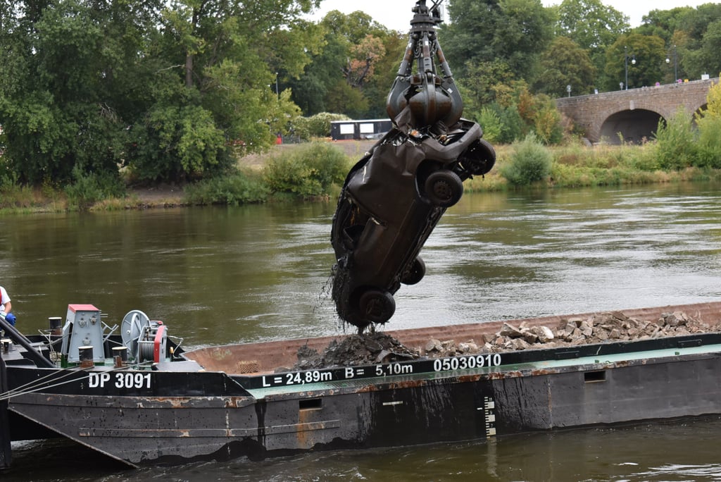 Ein Arbeitsschiff mit Bagger hatte den versenkten Pkw Ende August 2022 aus der Elbe nahe der Magdeburger Sternbrücke geborgen.