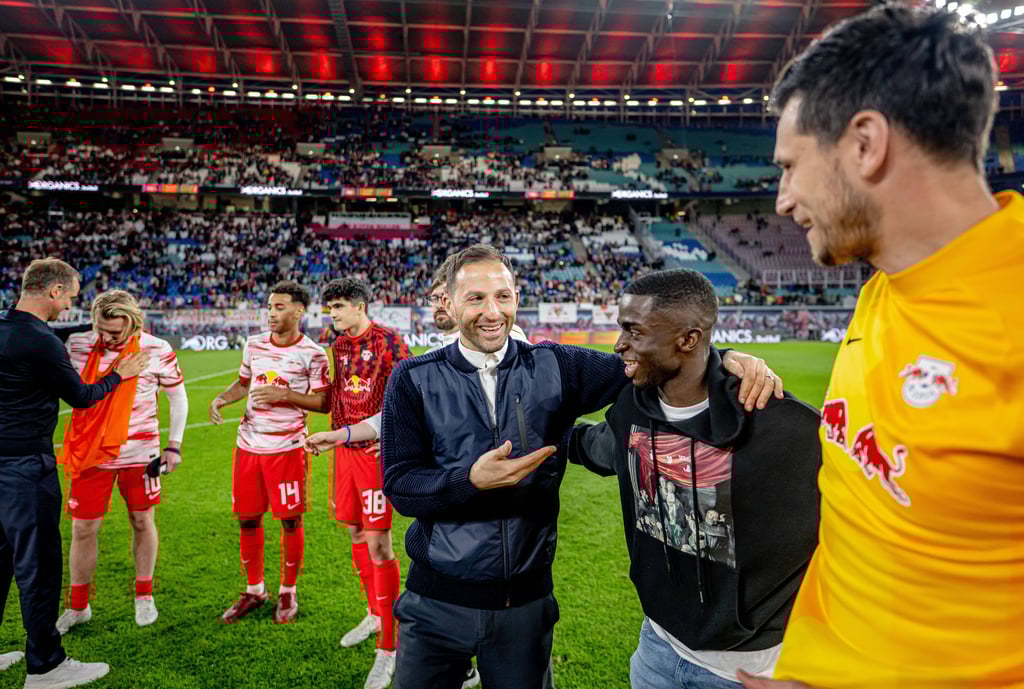 Solomon Bonnah scherzt hier mit Domenico Tedesco nach einem Sieg von RB.