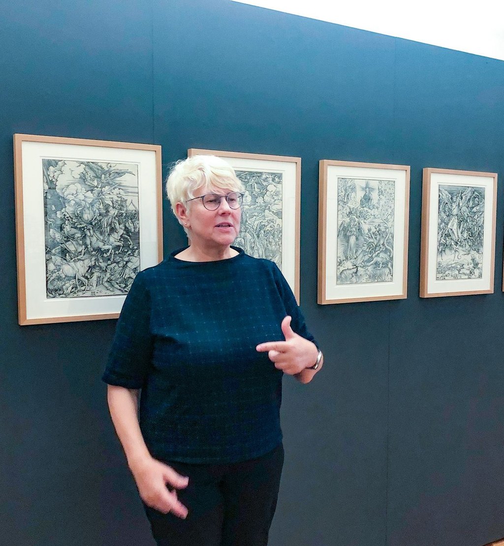 Kunsthistorikerin Marlies Schmidt bei einer  Vorbesichtigung der neuen Ausstelung  im Cranach-Haus: hinter ihr  Grafiken von Albrecht Dürer.  